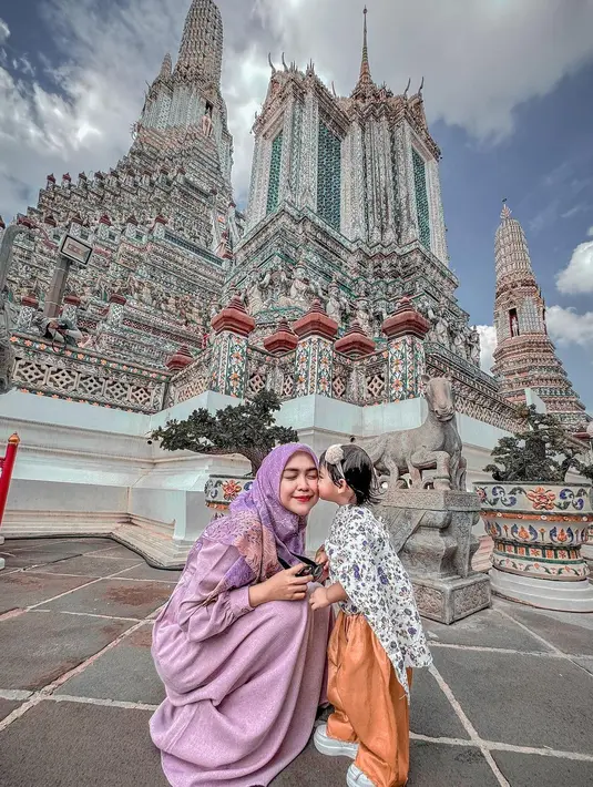Selama di negara gajah putih tersebut, keduanya kerap tampil dengan outfit couple serasi yang menarik perhatian. Bisa jadi inspirasi nih untuk bunda-bunda dan buah hati! [@riaricis1795]
