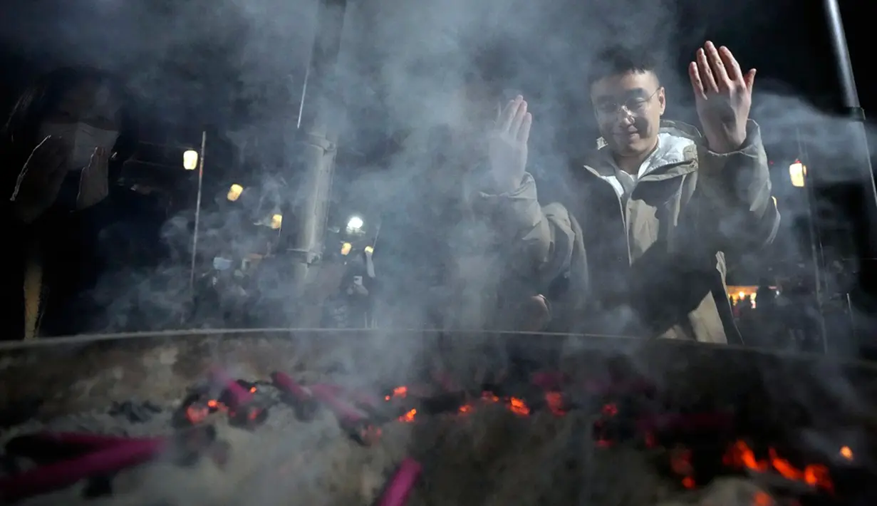 Acara ini biasanya dimulai tepat saat jam menunjukkan tengah malam, ditandai dengan bunyi lonceng kuil, dan berlangsung hingga pukul 23:59 pada hari ketiga tahun baru. (AP Photo/Eugene Hoshiko)