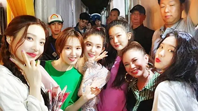 Jadi Bagian dari Agensi Korea, Ini 6 Momen Rossa Berfoto dengan Idol Kpop