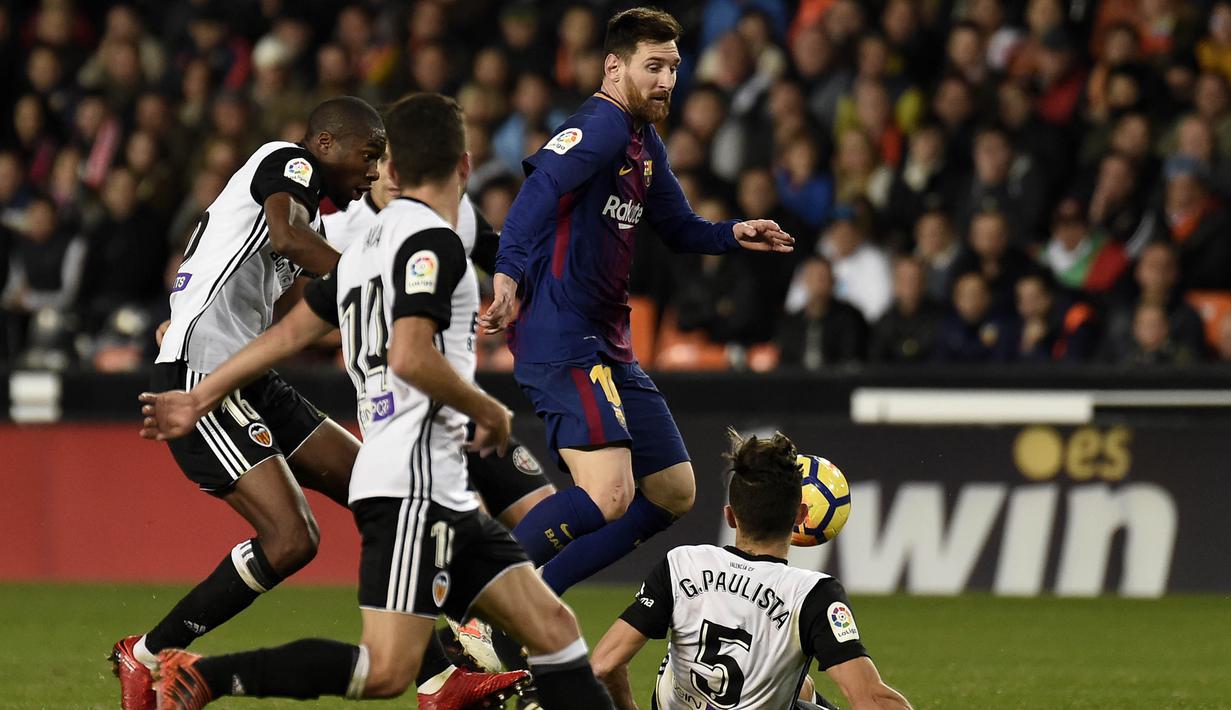 Gelandang Barcelona, Lionel Messi, berusaha melewati hadangan pemain Valencia pada laga La Liga Spanyol di Stadion Mestalla, Valencia, Minggu (26/11/2017). Kedua klub bermain imbang 1-1. (AFP/Jose Jordan)