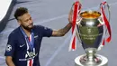 Striker Paris Saint-Germain, Neymar, hanya memegang trofi Liga Champions usai ditaklukkan Bayern Munchen pada laga final di Stadion The Luz, Portugal, Senin (24/8/2020). Kekalahan ini membuat PSG gagal meraih gelar Liga Champions pertamanya. (AP/Manu Fernandez, Pool)