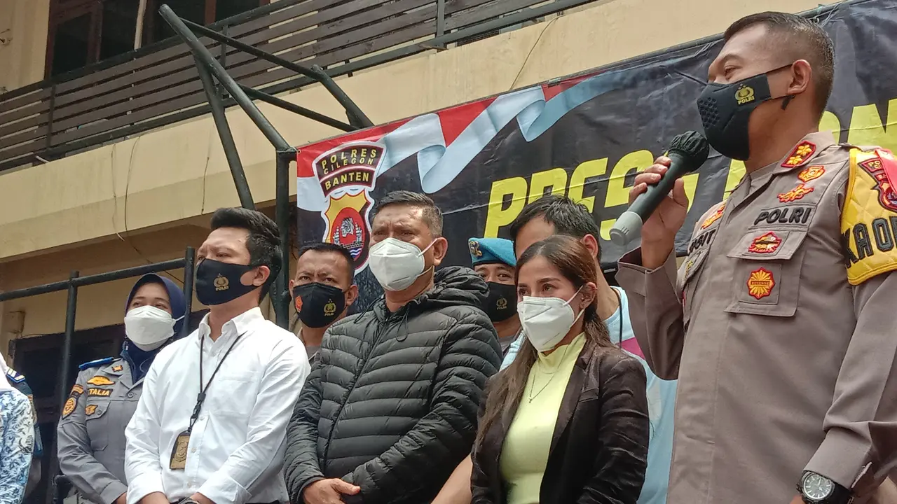 Pasangan Suami Istri Yang Memaki Petugas Penyekatan Diamankan Polres Cilegon. (Senin, 17/05/2021). (Liputan6.com/Yandhi Deslatama).