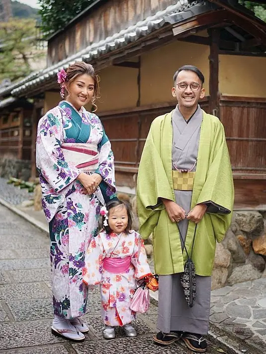 "walaupun agamanya bedah sama aku.. tapi aku suka bnget liat pasangan ini.. kesederhanaannya itu lohh sya salut.. selalu seperti ini ka ruben sma ka wenda.." tulis dslsinta. (Instagram/ruben_onsu)