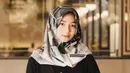 Ansellma Putri, selebgram hits yang memiliki 1,2 juta followers di Instagram ini tampil memukau saat berhijab. Ia terlihat lebih anggun dengan kenakan hijab. Ansell pun banjir pujian dengan disebut netizen semakin menawan. (Liputan6.com/IG/@ansellmaputri)