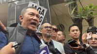 Eks Wakil Ketua KPK Saut Situmorang mendampingi Abraham Samad saat memenuhi panggilan pemeriksaan sebagai saksi terkait kasus ijazah palsu. (Liputan6.com/Ady Anugrahadi)