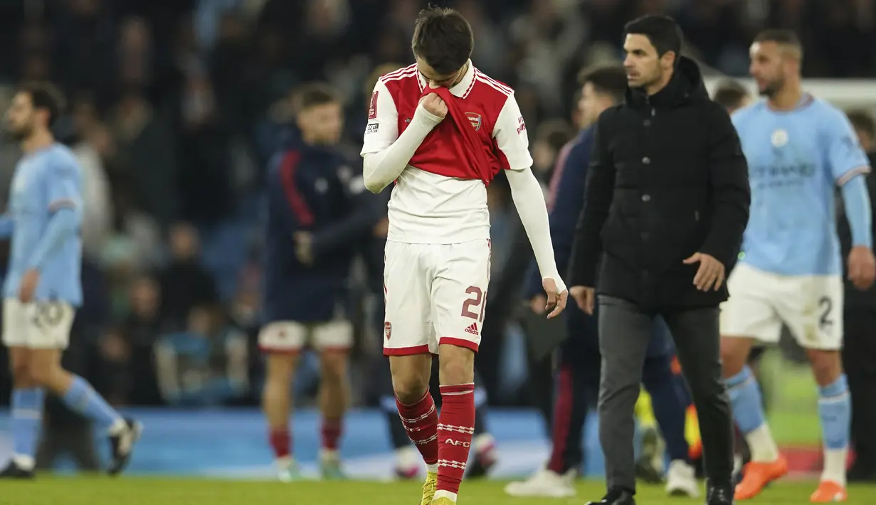 <p>Gelandang Arsenal Fabio Vieira tertunduk usai pertandingan melawan Manchester City pada putaran keempat Piala FA di Stadion Etihad di Manchester, Inggris, Sabtu (28/1/2023). Man City menang tipis atas Arsenal dengan skor 1-0. (AP Photo/Dave Thompson)</p>