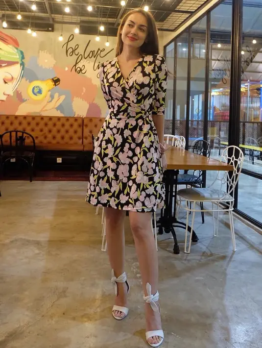 Wajahnya yang cantik dan selalu tersenyum semringah, Rianti tak meriasnya dengan make up yang tebal. Untuk busananya simple banget. Hanya memakai mini dres dan heels putihnya. (Instagram/riantic)