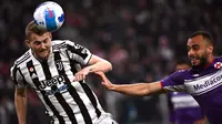 Pemain Juventus Matthijs De Ligt (kiri) menyundul bola di sebelah pemain Fiorentina Arthur Cabral pada pertandingan leg kedua semifinal Coppa Italia di Stadion Juventus, Turin, Italia, 20 April 2022. Juventus menang 2-0. (Marco BERTORELLO/AFP)