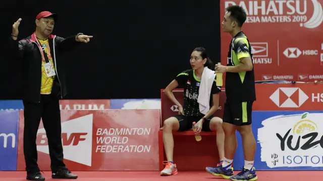 Pebulutangkis Indonesia, Hafiz Faizal / Gloria Widjaja, mendengarkan instruksi pelatih saat melawan pasangan Malaysia. (Bola.com/M. Iqbal Ichsan)