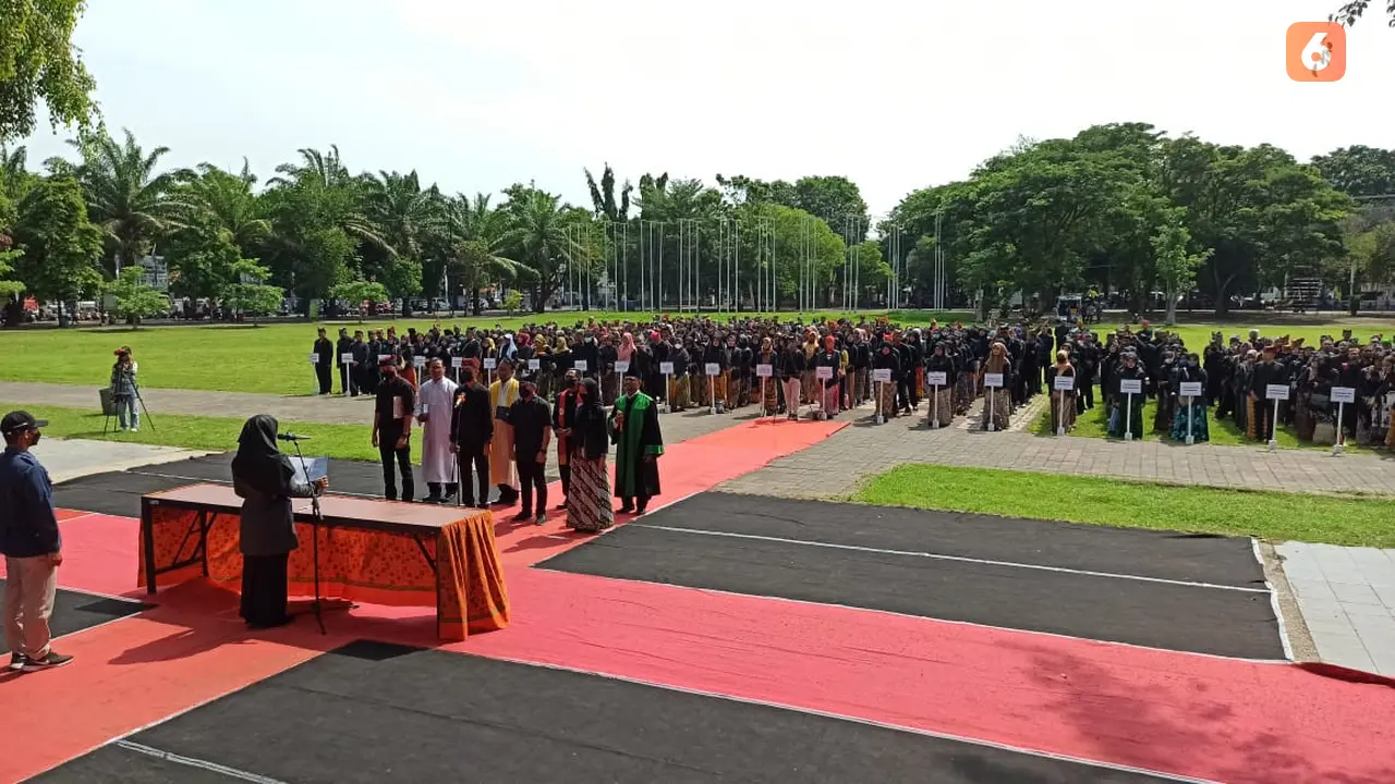 Ratusan Anggota PPS di Banyuwangi dilantik di Taman Blambangan Banyuwangi dengan menggunakan baju adat osing (Hermawan Arifianto/Liputan6.com)