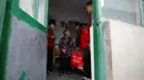 Kang Yuxia (kanan) dan para sukarelawannya mengantarkan makanan vegetarian gratis kepada seorang wanita tua di Dingxing, barat daya Beijing, China, 13 Mei 2021. Para pemimpin China melonggarkan batasan banyak anak untuk melawan penuaan yang cepat dari masyarakatnya. (AP Photo/Andy Wong)