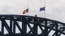 Bendera Australia dan Aborigin berkibar setengah tiang di atas Sydney Harbour Bridge menyusul wafatnya Ratu Elizabeth II di Sydney, Australia, Jumat (9/9/2022). Kepala negara dari seluruh dunia akan terbang untuk bergabung dengan anggota Keluarga Kerajaan untuk mengingat kehidupan dan pelayanan Ratu. (AP Photo/Mark Baker)