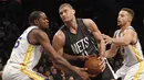 Pemain Brooklyn Nets, Brook Lopez (tengah) mencoba melewati dua pemain Warriors, Kevin Durant (kiri) dan tephen Curry pada laga NBA di Barclays Center, (22/12/2016). Warriors menang 117-101.  (Reuters/Nicole Sweet-USA TODAY Sports)