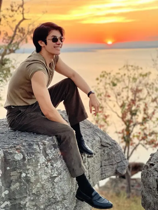 <p>Mile Phakphum ternyata memiliki hobi jalan-jalan, sudah banyak negera telah ia kunjungi. (FOTO: instagram.com/milephakphum/)</p>