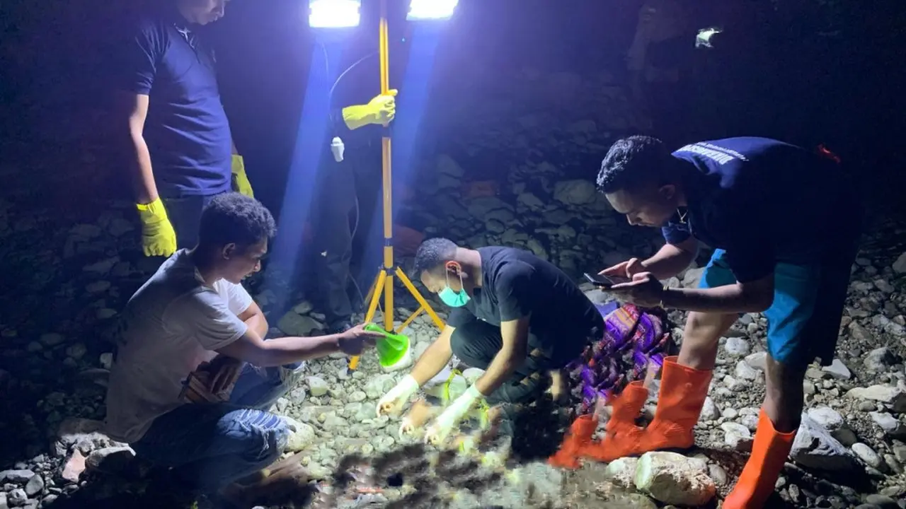 Polisi memeriksa dua korban yang dibunuh ayahnya di Kabupaten Timor Tengah Selatan, NTT (Liputan6.com/Ola Keda)