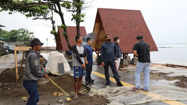 Wakil Bupati Garut Helmi Budiman tengah melakukan monitoring pembangunan kawasan wisata Sayangheulang, Garut, Jawa Barat.