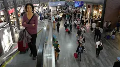Aktivitas calon penumpang di Bandara Internasional Ataturk di kota Istanbul, Rabu (19/4). Bandara yang dibuka untuk publik pada tahun 1924 ini merupakan bandara terbesar dan tersibuk di Turki. (Liputan6.com/Immanuel Antonius)