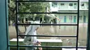 Murid melintas di depan ruang kelas saat banjir menggenangi Madrasah Tsanawiyah (MTs) Nur Attaqwa, Pegangsaan Dua, Kelapa Gading, Jakarta Utara, Senin (24/2/2020). Banjir sejak Minggu (23/2) kemarin mengakibatkan kegiatan belajar di MTs itu terpaksa diliburkan. (merdeka.com/Iqbal S Nugroho)