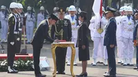 Presiden Jokowi menandatangani piagam sumpah prajurit pada pelantikan Perwira Remaja (Paja) TNI-Polri di Istana Merdeka, Selasa (25/7). Dalam acara itu, sebanyak 729 orang calon perwira remaja TNI-Polri dilantik oleh Presiden. (Liputan6.com/Angga Yuniar)