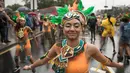 Seorang penari ambil bagian pada parade hari pertama Karnaval Notting Hill di London barat, Minggu (26/8). Para peserta mengenakan kostum tradisional Karibia dan modern yang artistik . (Stefan Rousseau/PA via AP)