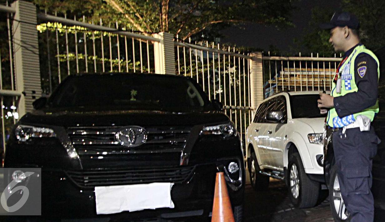 Seorang petugas saat mengecek sebuah mobil asal Jepang hasil OTT di KPK, Jakarta, Rabu (14/12) KPK berhasil mencokok oknum pejabat Badan Keamanan Kelautan (Bakamla). (Liputan6.com/helmi Afandi)