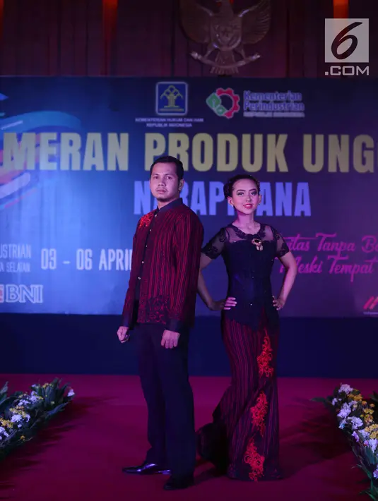 Dua orang model berpose mengenakan busana karya produk unggulan narapidana dalam sesi fashion show di gedung Kementerian Perindustrian, Jakata (3/4). (Merdeka.com/Imam Buhori)
