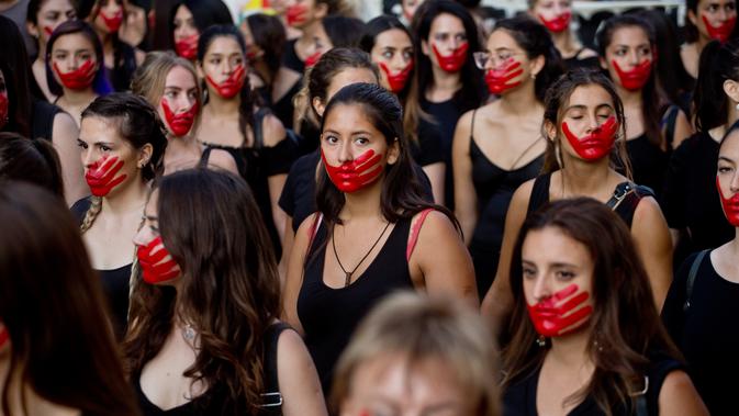 Sejumlah wanita melukis wajah mereka saat mengikuti peringatan Hari Perempuan Internasional di Santiago, Chili, Jumat (8/3). Hari Perempuan Internasional diperingati oleh jutaan orang di seluruh dunia. (AP Photo/Esteban Felix)