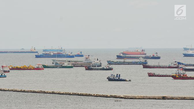 Aktifitas kapal ekspor impor di pelabuhan Tanjung Priok, Jakarta, Jumat (26/5). Proyeksi tersebut menyusut dari realisasi surplus di bulan sebelumnya yang sebesar US‎$ 1,23 miliar karena ekspor melemah. (Liputan6.com/Angga Yuniar)