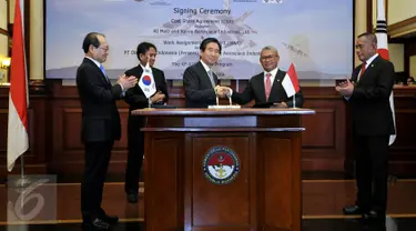 Dirjen Potensi Pertahanan Timbul Siahaan berjabat tangan dengan President and CEO KAI Ltd Ha Sung Yong usai penandatanganan kontrak Cost Share Agreement (CSA) untuk pengembangan pesawat tempur KF-X/IF-X di Jakarta, Kamis (7/1). (Liputan6.com/Johan Tallo)