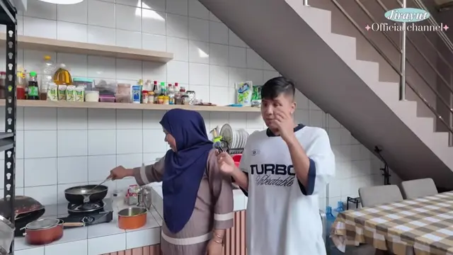 Potret rumah Jirayut di Indonesia (Foto: YouTube Jirayut Official Channel)