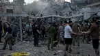 Tim penyelamat dan relawan bekerja menyelamatkan orang-orang dari bawah reruntuhan setelah serangan rudal Rusia menghantam sebuah restoran dan beberapa rumah di Kramatorsk, Ukraina timur, pada 27 Juni 2023. (AFP/Genya Savilov)