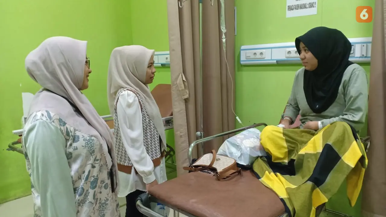 Anggota KPPS dilarikan ke RS akibat kelelahan (Liputan6.com/Fauzan)