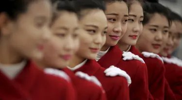 Sejumlah wanita berpose saat Kongres Rakyat Nasional China di Beijing, Sabtu (5/3/2016). Para wanita cantik ini hadir untuk menyambut para tamu delegasi NPC. (Reuters/Damir Sagolj)