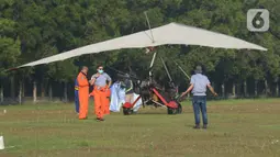 Anggota Federasi Aero Sport Indonesia (FASI) bersiap menerbangkan pesawat Microlight Trike yang membawa spanduk ucapan "Terima kasih tim medis" di kawasan RS darurat penanganan Covid-19 Wisma Atlet Kemayoran, Jakarta, Sabtu (20/6/2020). (merdeka.com/Iqbal S Nugroho)