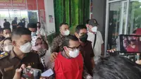 Terdakwa pencabulan mahasiswi Universitas Riau yang divonis bebas hakim di Pengadilan Negeri Pekanbaru. (Liputan6.com/M Syukur)