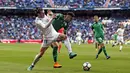 Striker Real Madrid, Gareth Bale, berebut bola dengan pemain Leganes, Diego Rico, pada laga La Liga di Santiago Bernabeu, Sabtu (28/4/2018). Real Madrid menang 2-1 atas Leganes. (AP/Francisco Seco)