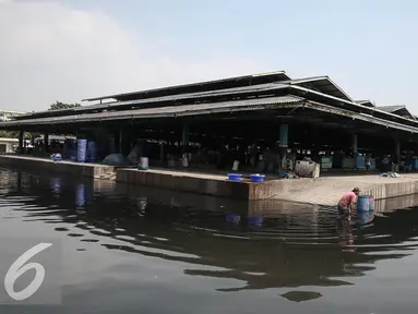 Suasana banjir rob di kawasan pasar ikan Pelabuhan Muara Baru, Penjaringan, Jakarta, (7/6). Banjir rob terjadi akibat jebolnya tanggul di sisi Timur Pelabuhan Muara Baru hingga meluapnya air yang mencapai sekitar 50 cm. (Liputan6.com/Faizal Fanani)
