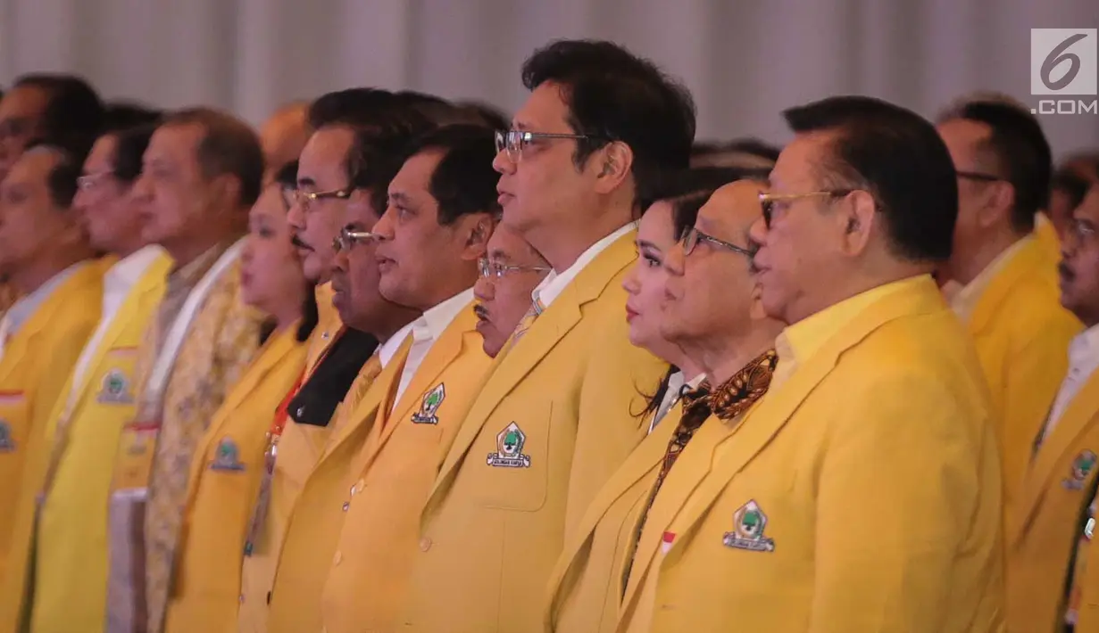 Wakil Presiden Jusuf Kalla didampingi Ketum Golkar Airlangga Hartarto dan tokoh Golkar lainnya menyanyikan lagu Indonesia Raya saat penutupan Munaslub Golkar di Jakarta, Rabu (20/12). (Liputan6.com/Faizal Fanani)