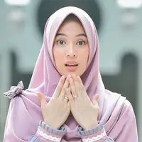 Menikah di tahun 2014, Alyssa memutuskan untuk menutup auratnya. Wanita 27 tahun ini memilih hijab syar'i sebagai penampilannya sehari-hari. Meski syar'i namun ibu dua anak ini tetap terlihat modis dengan hijab berwarna cerah. (Liputan6.com/IG/ /ichasoebandono)