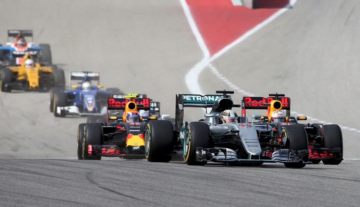 Pebalap Mercedes, Lewis Hamilton, memimpin balapan F1 GP Amerika Serikat sejak start di Sirkuit Americas, Austin, Senin (24/10/2016) dini hari WIB. (Reuters/Adrees Latif)