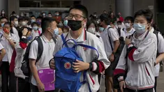 Siswa yang mengenakan masker bersiap memasuki sekolah untuk hari pertama ujian masuk perguruan tinggi nasional China, atau dikenal gaokao, di Beijing, Selasa (7/6/2022). Lebih dari 11 juta siswa sekolah menengah di seluruh China akan mengikuti ujian masuk perguruan tinggi tahunan setelah negara itu baru saja mengatasi wabah COVID-19 yang parah di Shanghai dan Beijing (AP Photo/Andy Wong)