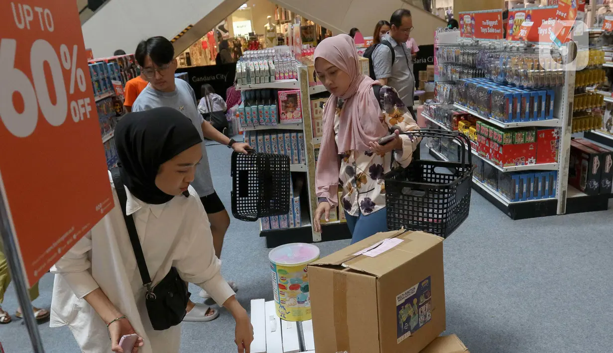 Calon pembeli memilih mainan anak di salah satu pusat perbelanjaan di Jakarta, Rabu (8/5/2024). (Liputan6.com/Herman Zakharia)
