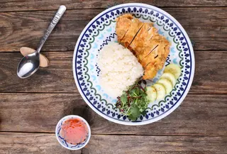 Bikin momen berbuka makin spesial dengan sajian Chicken Katsu buatan sendiri yang punya tekstur garing di luar dan tetap juicy di dalam. [Dok/Pexels.com/UNDO KIM].