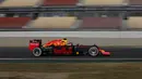 Pebalap Rusia dari tim Red Bull, Daniil Kvyat, membukukan catatan waktu 1 menit 25,900 detik pada sesi pertama hari ke-4 tes pramusim di Sirkuit Catalunya, Barcelona, Spanyol, Kamis (25/2/2016). (Reuters/Sergio Perez)