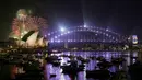 Pesta kembang api menghiasi malam Tahun Baru di Sydney Opera House dan Harbour Bridge, Sydney, Australia (31/12). Perayaan pesta kembang api di kawasan Opera House sudah dapat dinikmati sejak pukul 6 sore. (Reuters/Jason Reed)