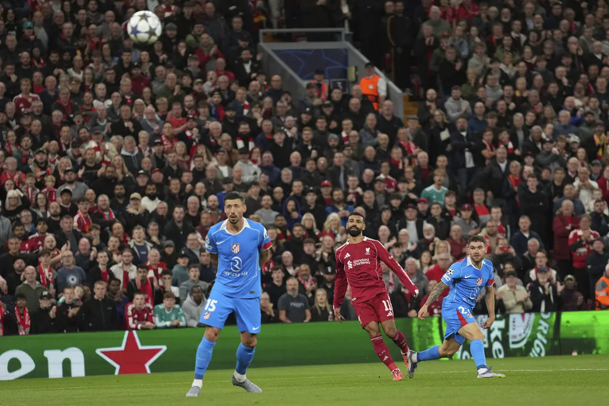 Mohamed Salah (tengah) beraksi di laga Liverpool vs Atletico Madrid di Liga Champions 2025/2026 di Anfield, Kamis (18/09/2025). (AP Photo/Jon Super)