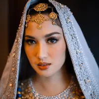 Lihat di sini detail makeup flawless Ochi Rosdiana di momen akad nikah. [@thepotomoto].