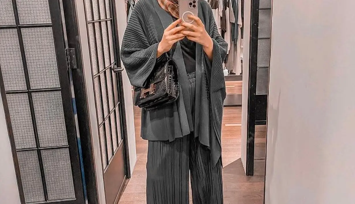 Suka kenakan outer? Gaya Zaskia Sungkar ini mungkin pilihan yang cocok untuk kamu. padukan outerwear dengan celana kulot plisket warna senada. Untuk hijab, berikan sentuhan motif agar penampilan lebih hidup. (Instagram/zaskiasungkar16).