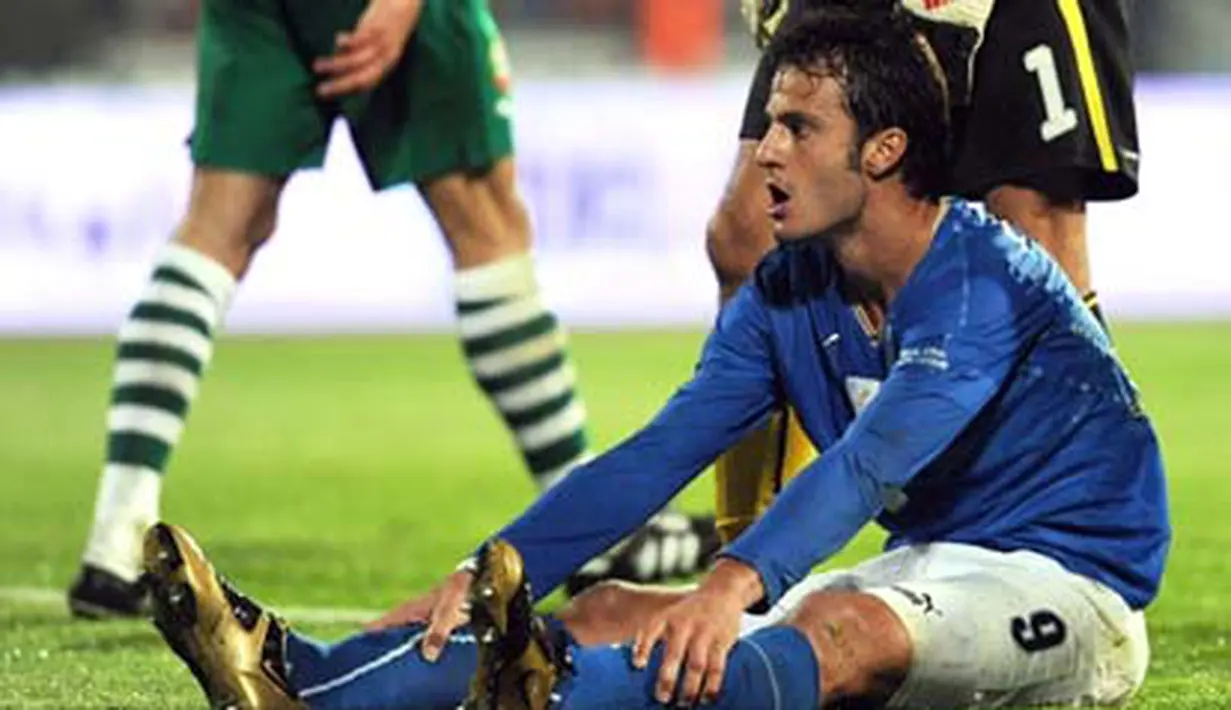 Italy Alberto Gelardino reacts after missing to score against Bulgaria during their FIFA World Cup 2010 qualifying football match at Vassil Levski stadium in Sofia on October 11, 2008. AFP PHOTO / DIMITAR DILKOFF