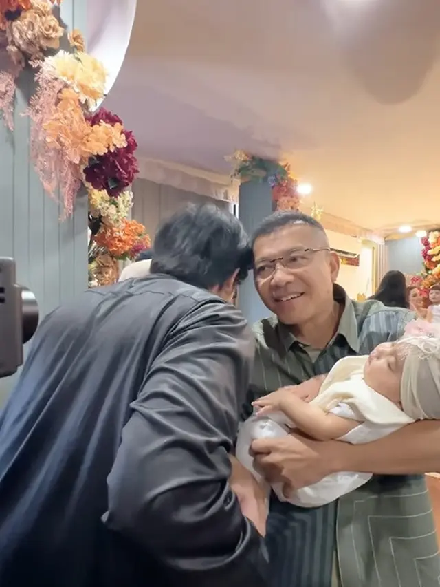 Potret Anang Hermansyah Gendong Azura di Pesta Ulang Tahun, si Kecil Anteng Meski Kondisi Rumah Ramai